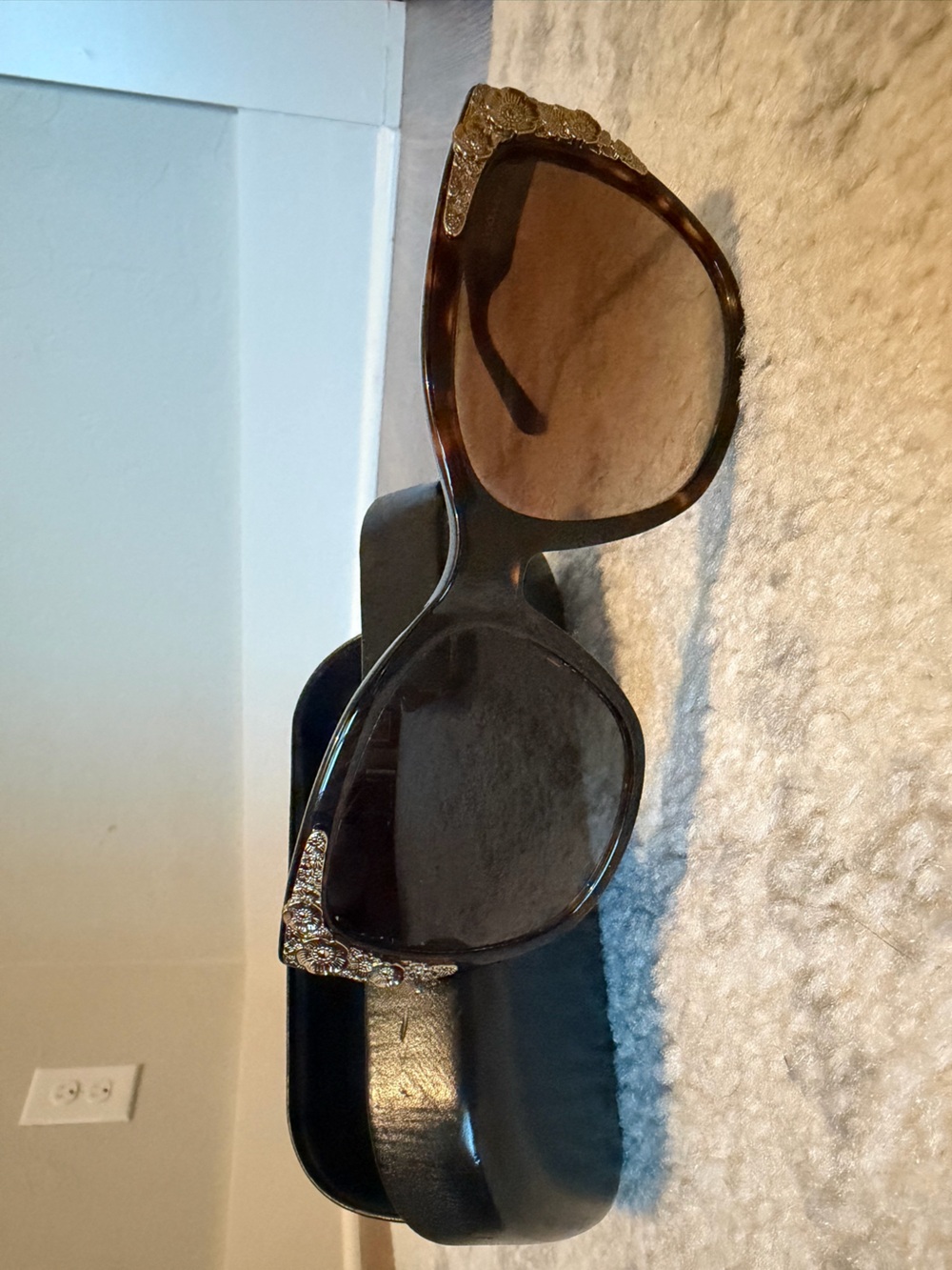 COACH EUC Women's Brown Sunnies with Gold Floral Accent - Picture 2 of 8